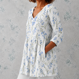 Jeanne | Blouse en lin longue avec des bouquets de fleurs aquarellées