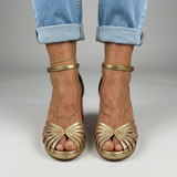 Brigitte | Sandales dorées à talon rose